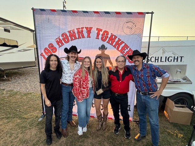 Los honky tonkers with volunteer