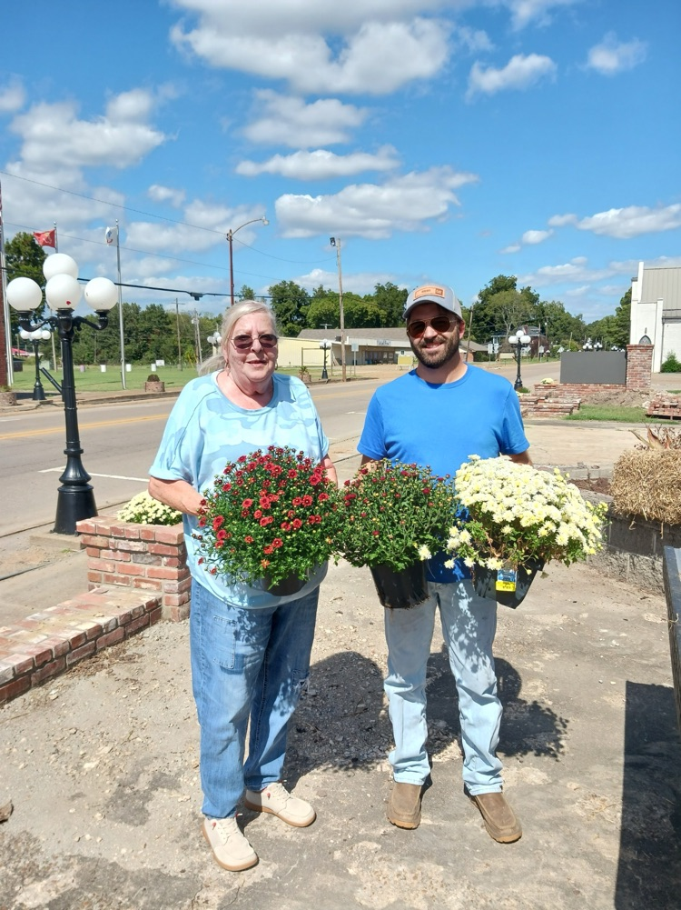 mayor Graham and Mrs. Autrey pose with mums 