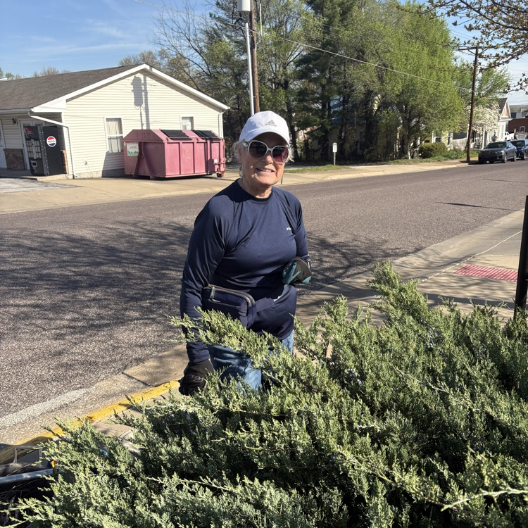 VIPs beautifying the library grounds