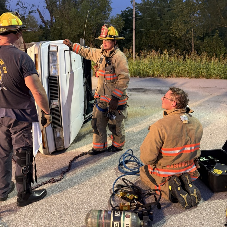 firefighters teaching vehicle stabilization methods