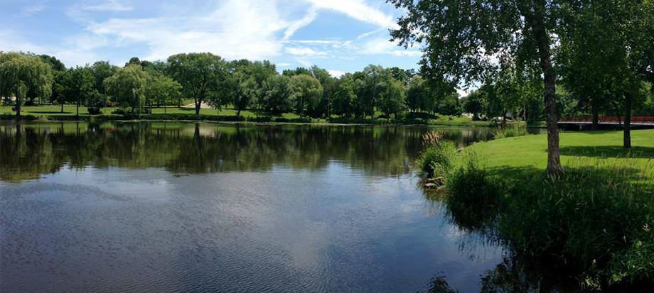 Image og the Rock River running through Riverside Park in Watertown, WI