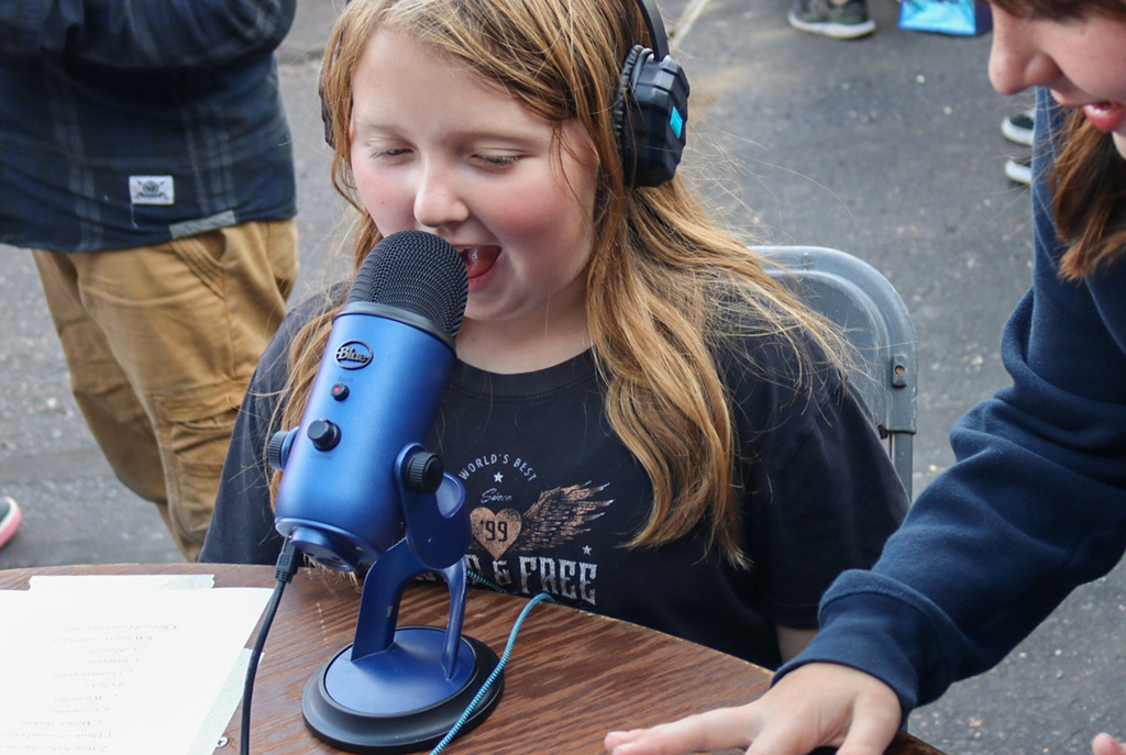 Student help kid make sound effect