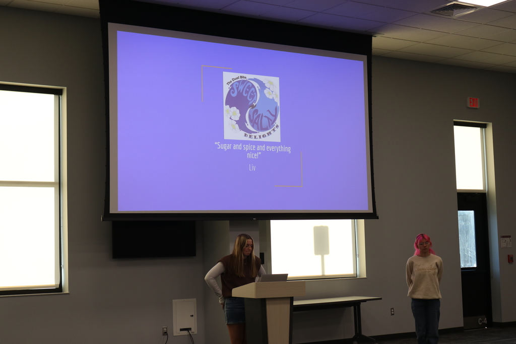2 females presenting a project