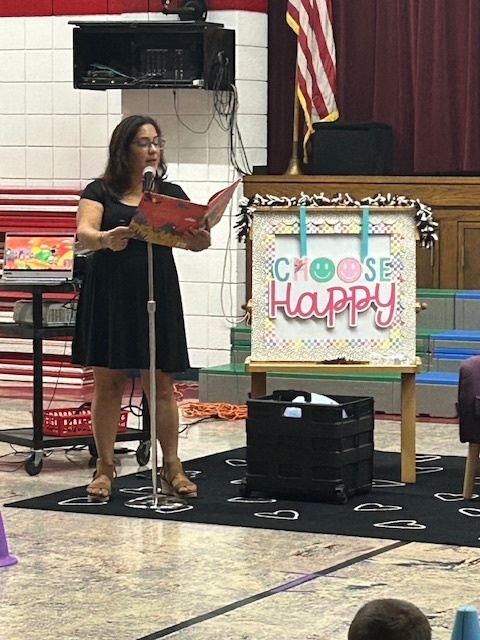 Mariana reading to the students