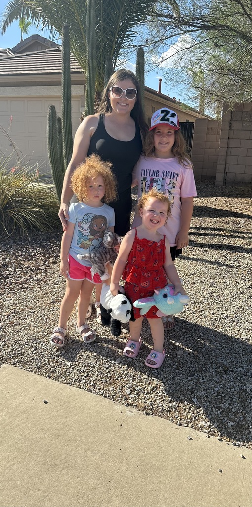 Mrs. Mills with her Daughters vacationing in Arizona.