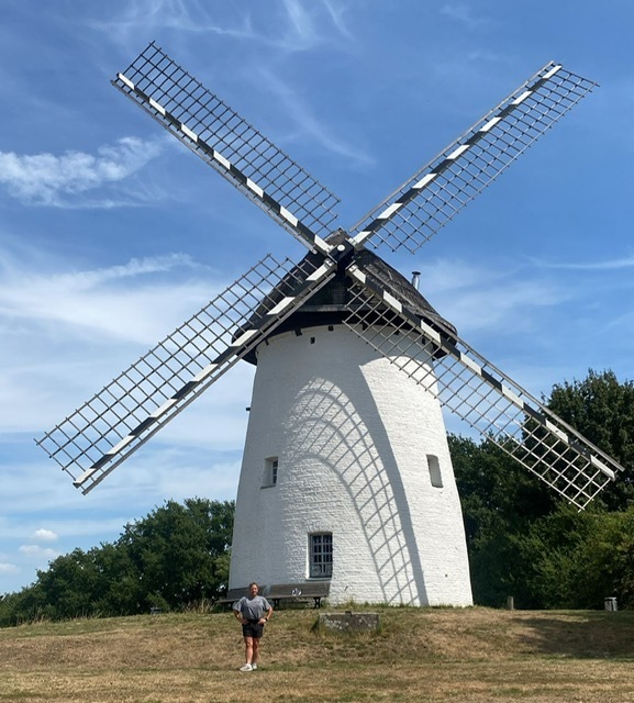 kropp in front of a windmill