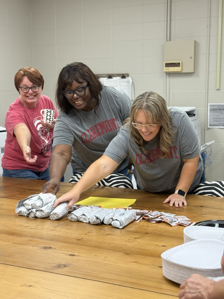 teachers getting food 