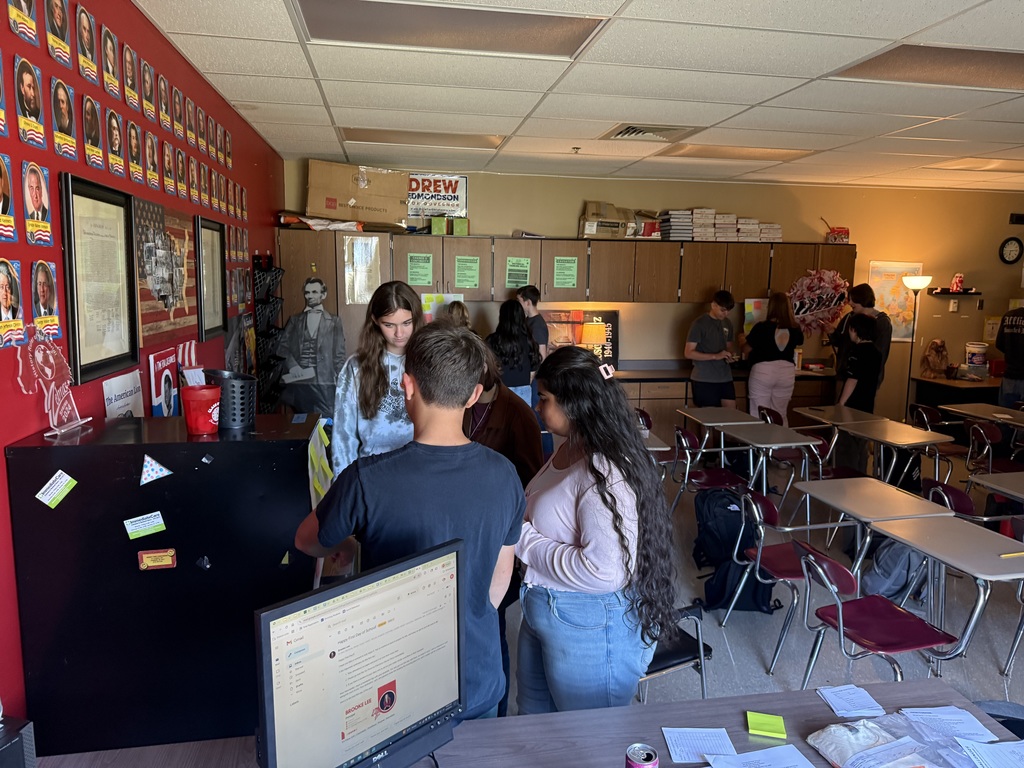 The first day in Mrs. Grubbs’ class was full of movement and teamwork! Students rotated through stations to introduce themselves, make connections, and tackle activities together.