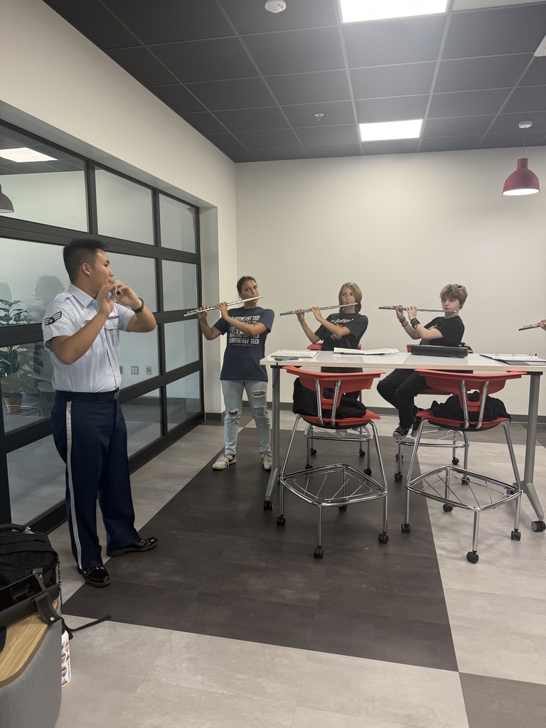 CHS band students had a unique opportunity with members of the United States Air Force Band of the West—exploring their instruments, participating in instrument-specific masterclasses, and asking questions to learn from the pros. It was a day full of growth, excitement, and musical discovery!