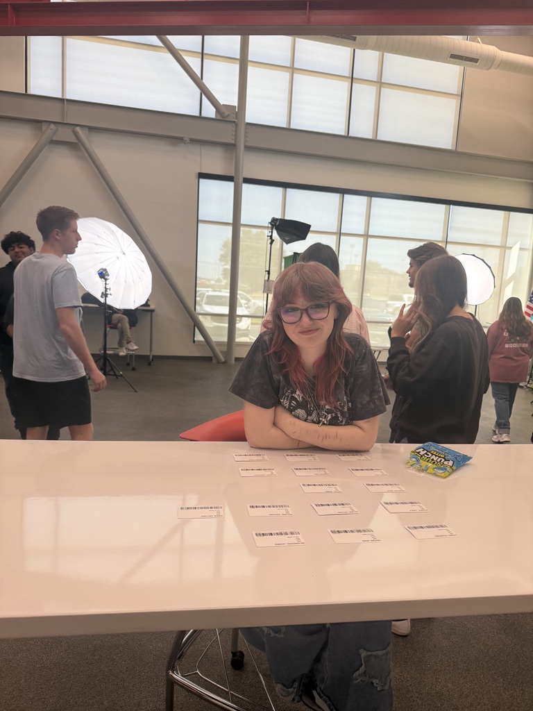 Picture Day ran smoothly thanks to the hard work of our incredible Yearbook students! From organizing lines to making sure every smile was picture-perfect, they were the behind-the-scenes heroes that kept the day running without a hitch.