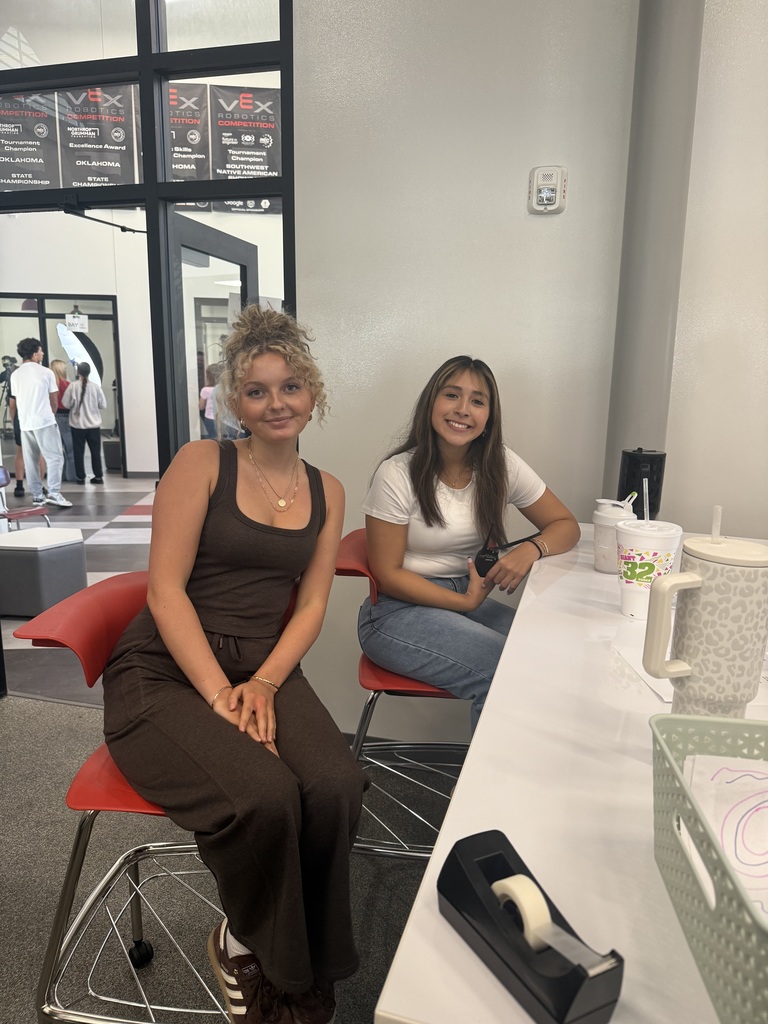 Picture Day ran smoothly thanks to the hard work of our incredible Yearbook students! From organizing lines to making sure every smile was picture-perfect, they were the behind-the-scenes heroes that kept the day running without a hitch.