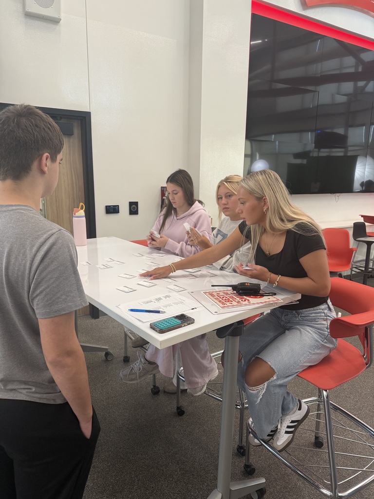 Picture Day ran smoothly thanks to the hard work of our incredible Yearbook students! From organizing lines to making sure every smile was picture-perfect, they were the behind-the-scenes heroes that kept the day running without a hitch.
