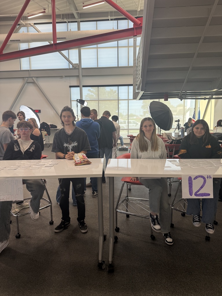 Picture Day ran smoothly thanks to the hard work of our incredible Yearbook students! From organizing lines to making sure every smile was picture-perfect, they were the behind-the-scenes heroes that kept the day running without a hitch.