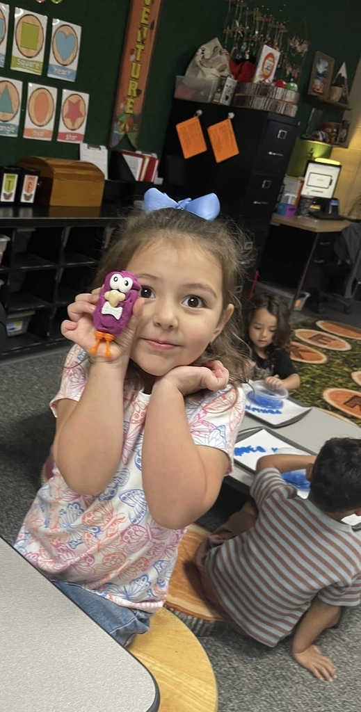 students playing with playdoh
