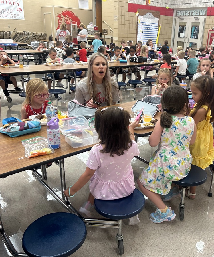 students eating lunch