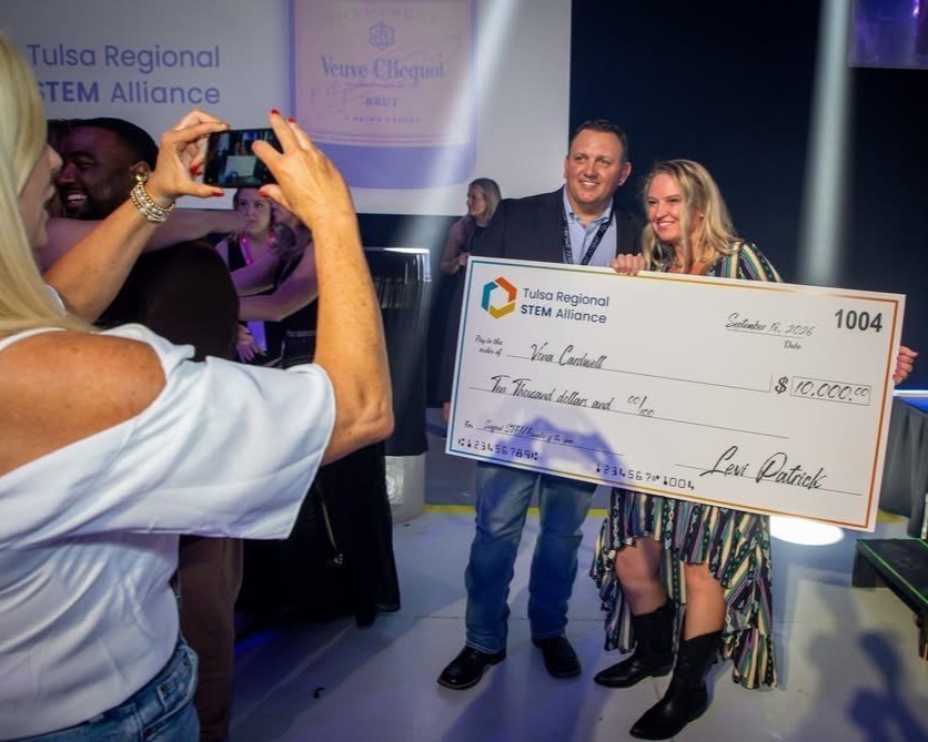 vona cardwell with award