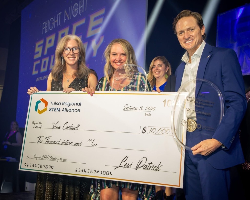 vona cardwell with award