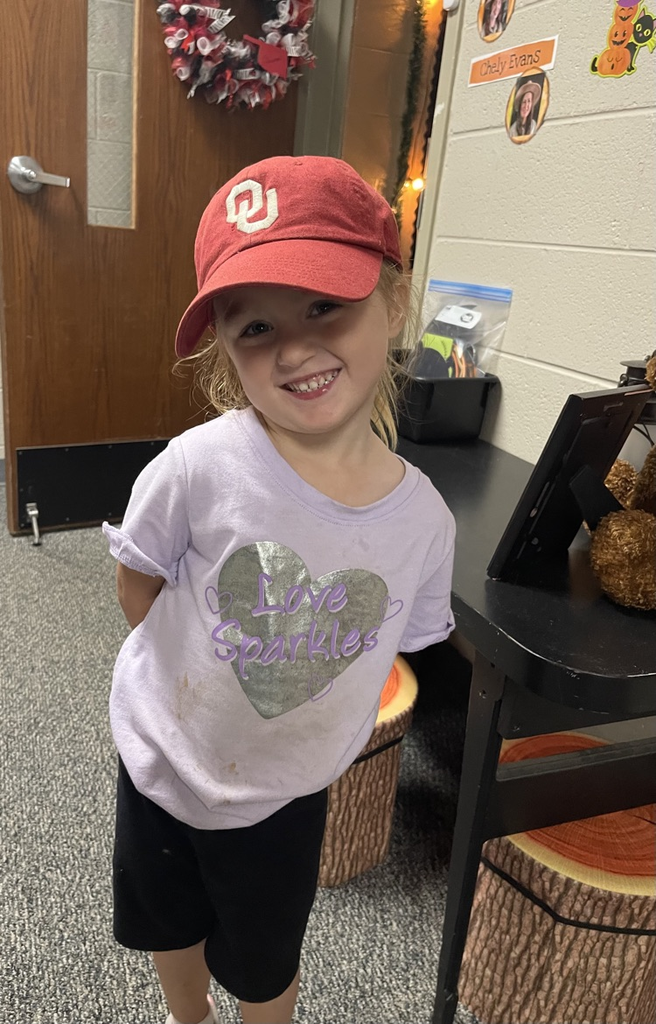 student wearing an ou hat