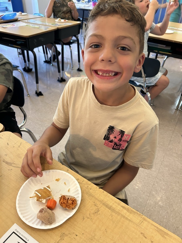 students with pumpkin creation