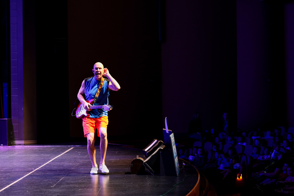 Stephen Fite performing for elementary students