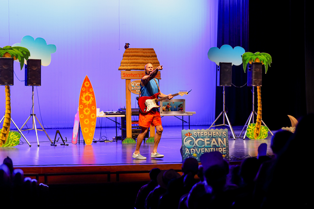 Stephen Fite performing for elementary students