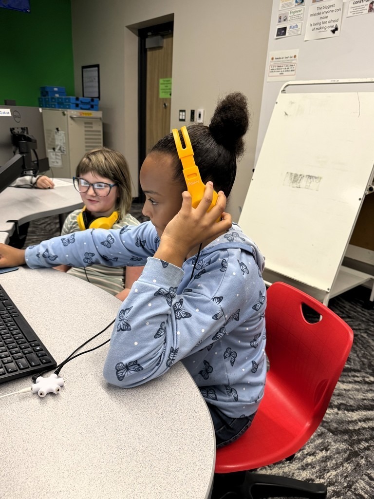 Claremont fourth graders visiting S.T.E.M lab for the first time.