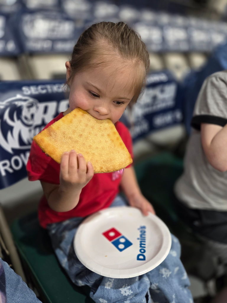 student eating pizza