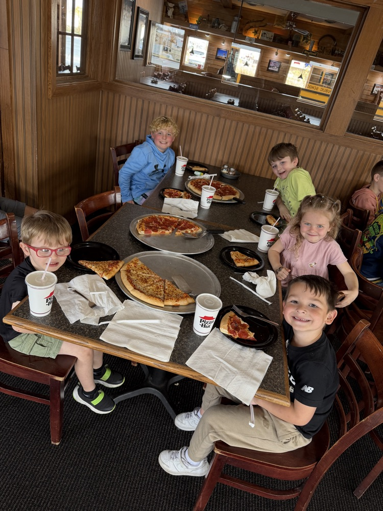 students eating pizza