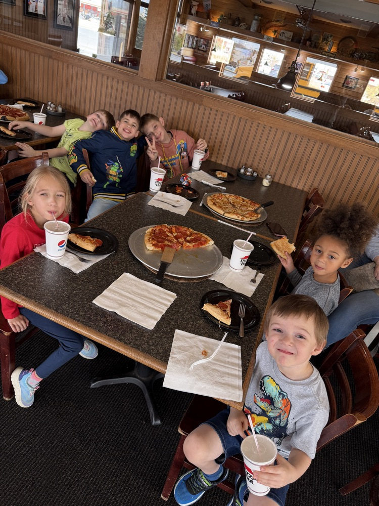 students eating pizza