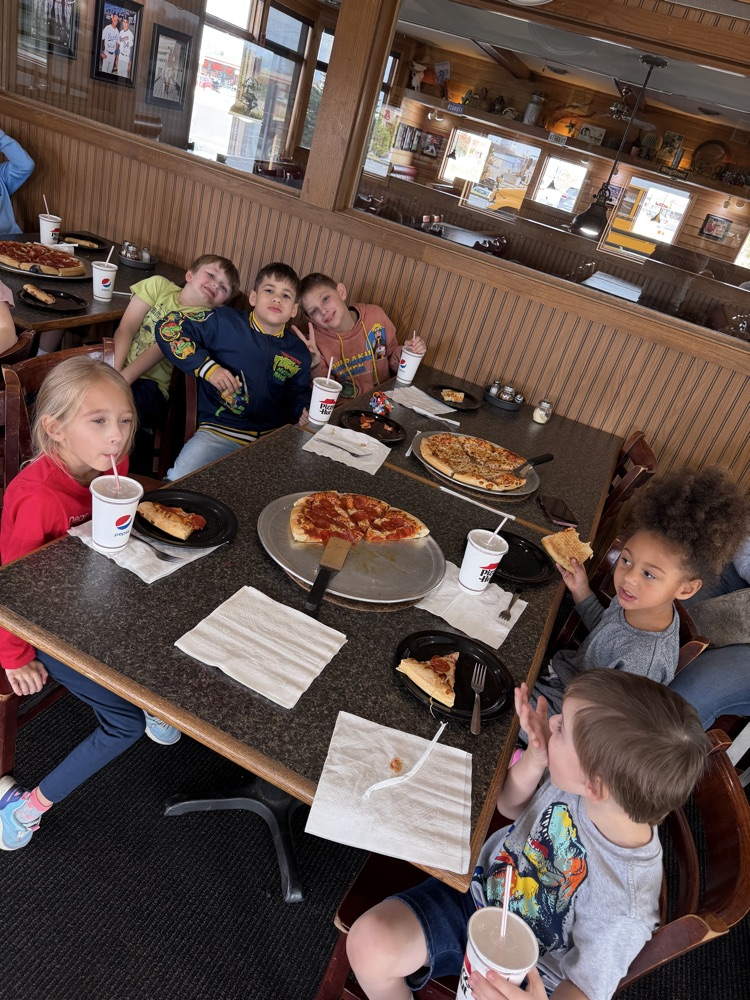students eating pizza