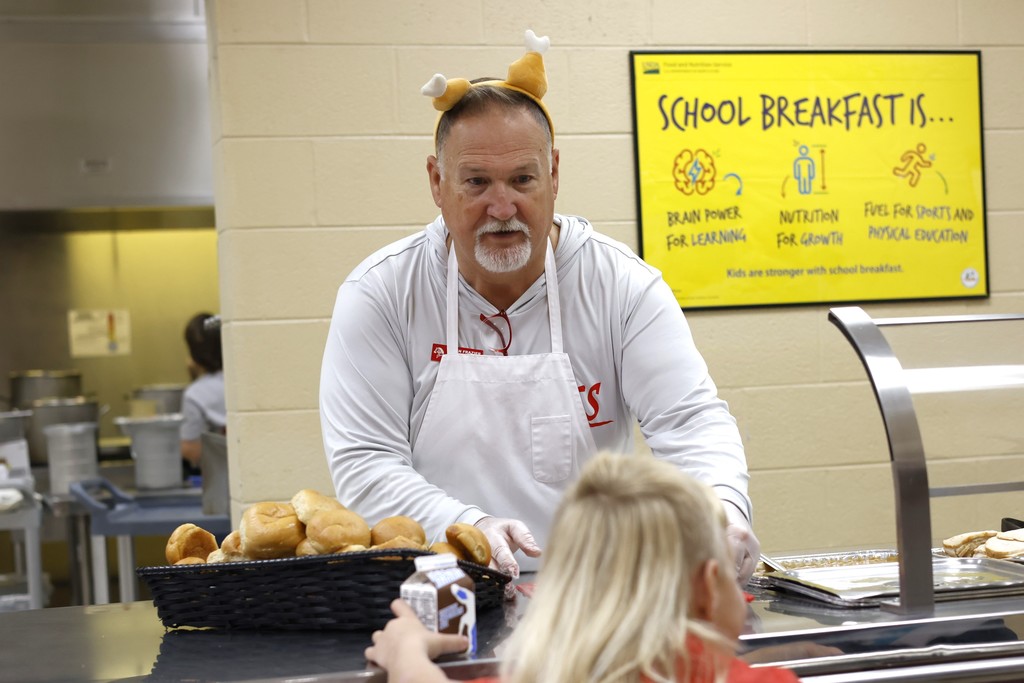 staff serving thanksgiving meal