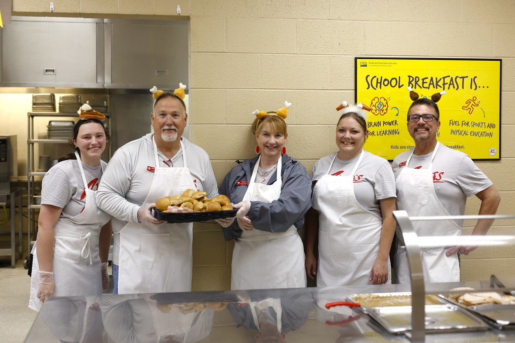 staff serving thanksgiving meal