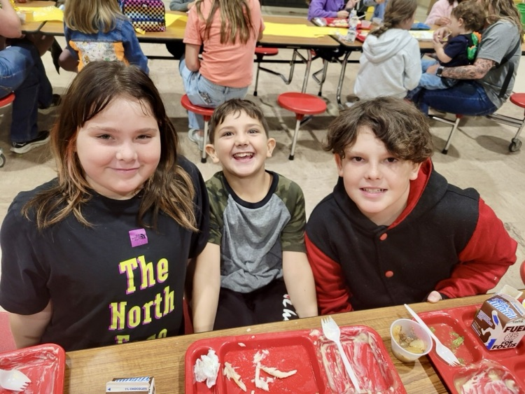 students eating lunch