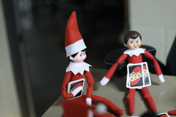 dazzle and the elves playing uno 