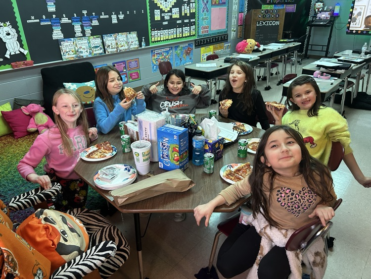 students having pizza 