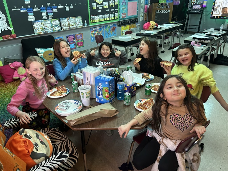students having pizza 