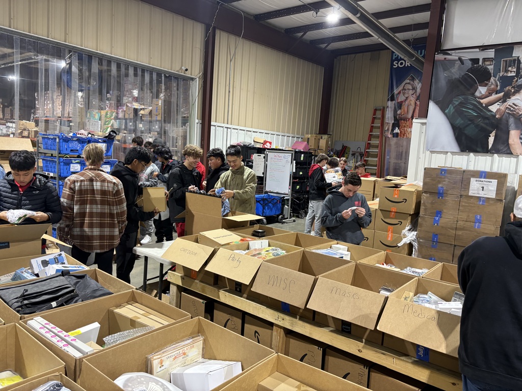 Beyond the field, Zebra Soccer is committed to making a difference β½π€ Our team had the privilege of volunteering at City Serve, stepping in wherever help was needed. We are so proud of the heart, service, and hard work these students showed.
