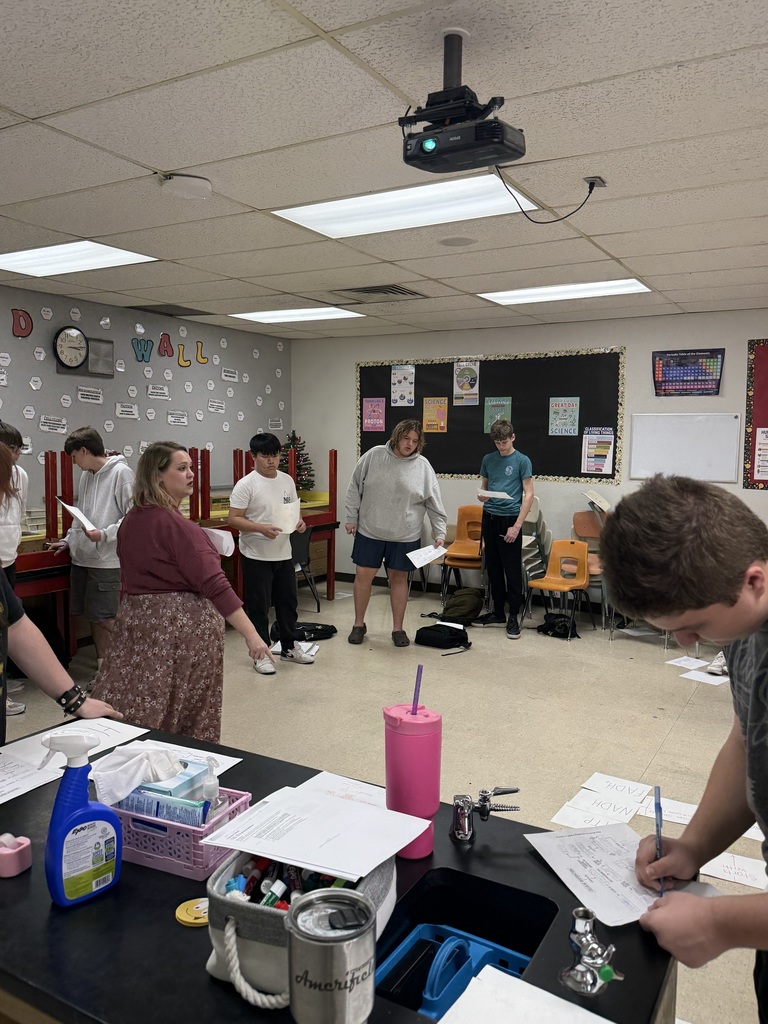 Mrs. Lutz’s Biology students are diving into the world of cellular respiration by creating a class-sized flowchart! 🔬🧬 Working together, they’re mapping out each step of this essential process—bringing science to life in a big way. Teamwork + creativity = learning that sticks!