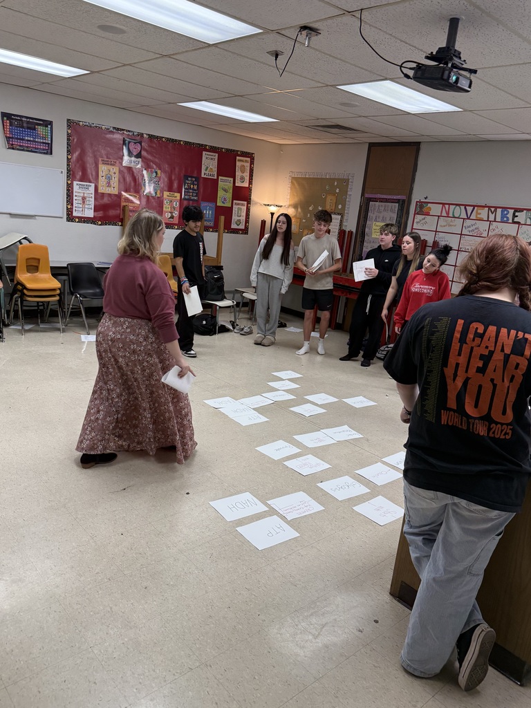 Mrs. Lutz’s Biology students are diving into the world of cellular respiration by creating a class-sized flowchart! 🔬🧬 Working together, they’re mapping out each step of this essential process—bringing science to life in a big way. Teamwork + creativity = learning that sticks!
