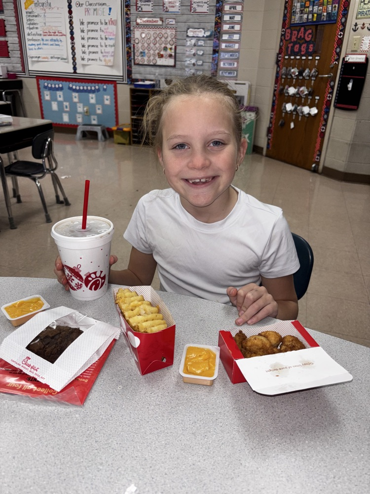 student eating lunch 