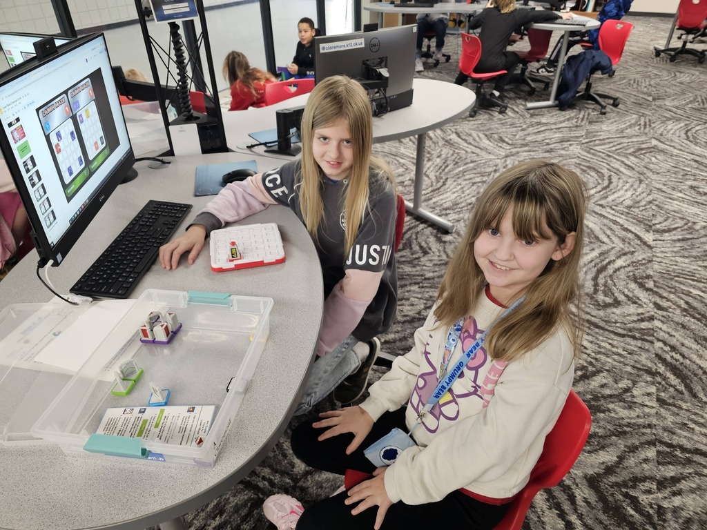 students working on the computer in the stem lab
