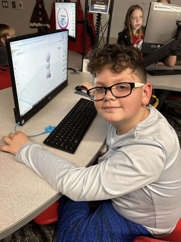 students working on the computer in the stem lab