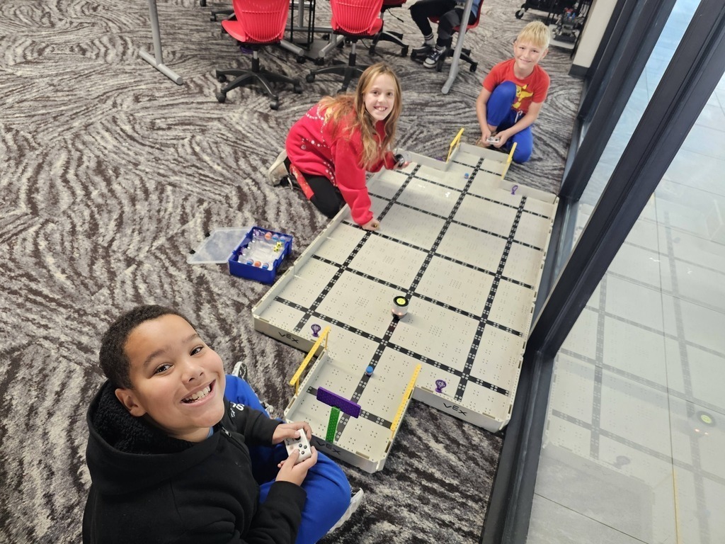 Claremont Elementary students in STEM class.