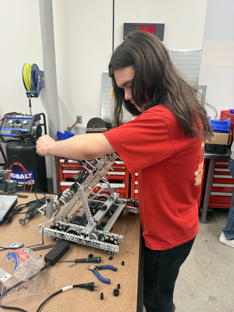 🤖 Our robotics students are working hard preparing for upcoming tournaments and the state competition — with hopes to qualify for the World Robotics Championship! In class, they design, build, and program robots while honing teamwork and problem-solving skills. Let’s cheer them on!