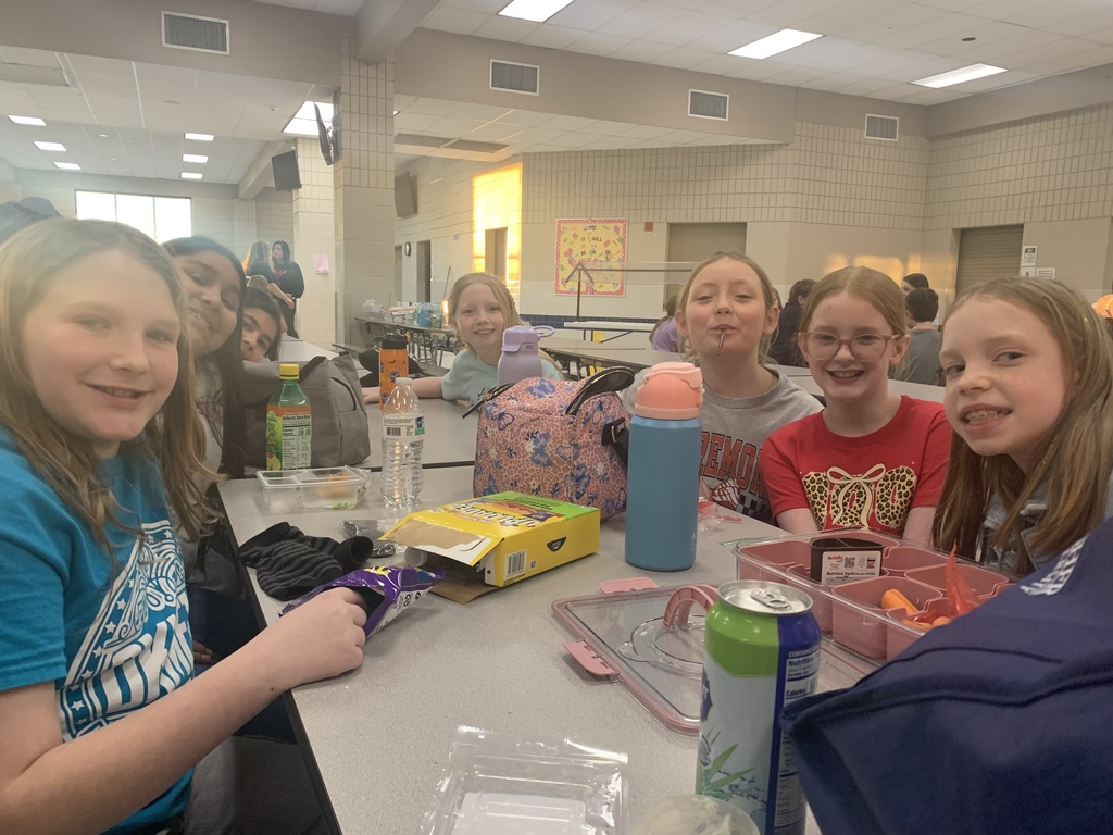 Claremont students eating lunch