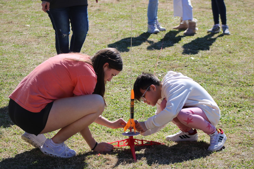 🚀✨ Leadership in action!  Our Student Council members had an amazing time partnering with students in Mrs. Peter’s and Mrs. Bacon’s classes at Roosa Elementary to help with their Alpha III rocket class project!  From offering guidance on design and construction to cheering them on during testing, our high school leaders were proud to support these young engineers every step of the way. Hands-on learning like this not only builds STEM skills, but also creates meaningful connections between our schools.  We love seeing our students serve as mentors, role models, and encouragers in our community. Great job to everyone involved — the future of aerospace looks bright!