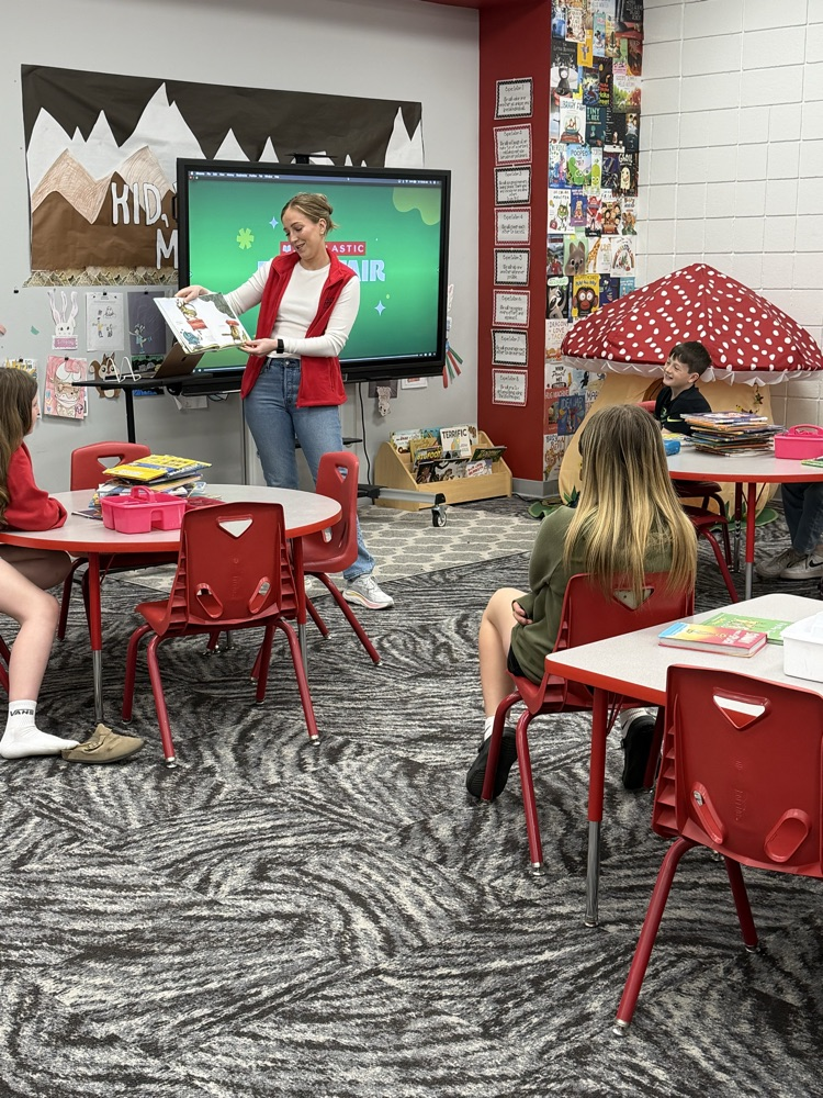 Mrs McGills class with senator 