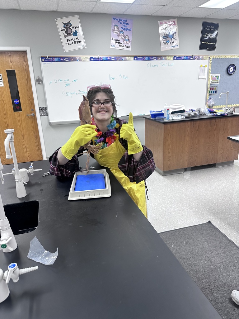 Our Zoology students recently wrapped up their Cephalopoda unit by completing their squid dissections! 🦑🔬  Students explored squid anatomy up close, identifying the different parts and learning how these fascinating creatures function. From locating organs to telling the difference between arms and tentacles—let’s just say students definitely had their hands full with this lab!  Hands-on learning like this helps bring science to life and gives students a deeper understanding of the amazing world of marine biology.