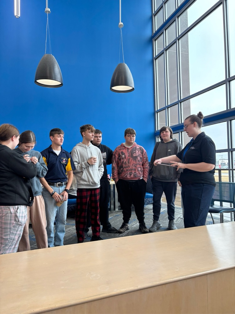 Woman talking to some more students about TCC