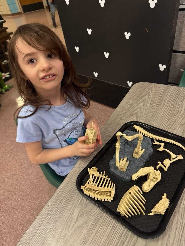 elementary students learning about dinosaurs.